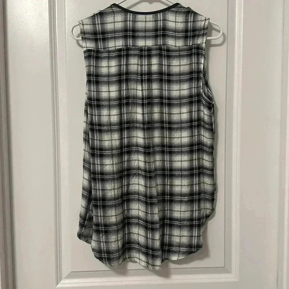 STOOSH Sleeveless Button Down Top (Colors- Black, White & Blue) - Picture 10 of 15